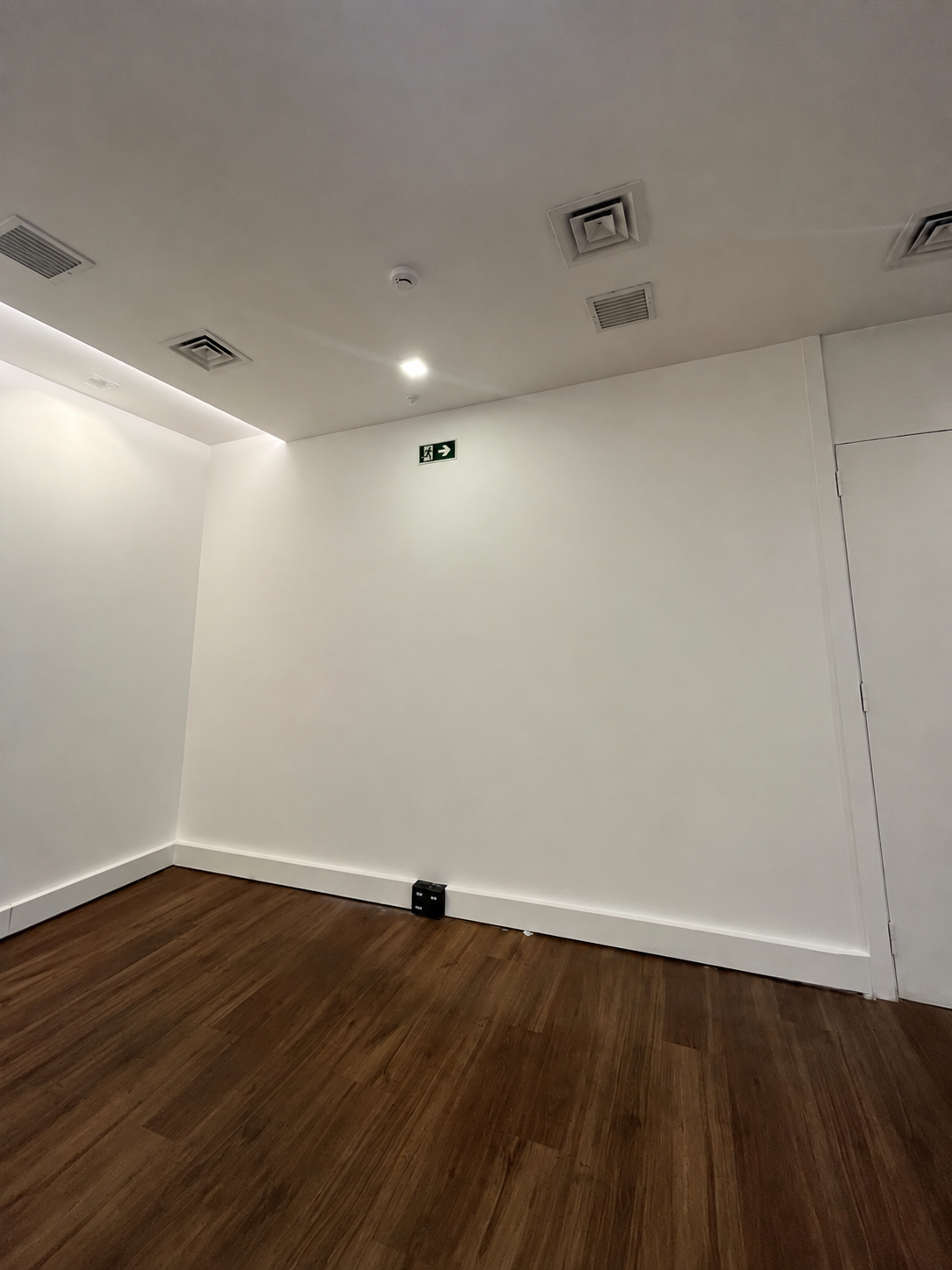 Sala corporativa antes da adesivação