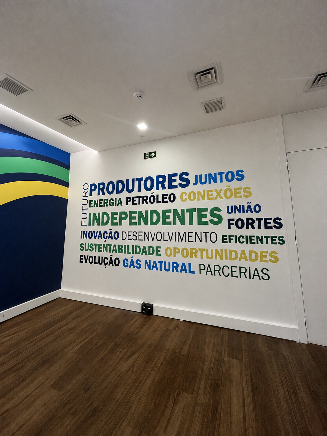 Ambiente corporativo com adesivação aplicada pela MALB