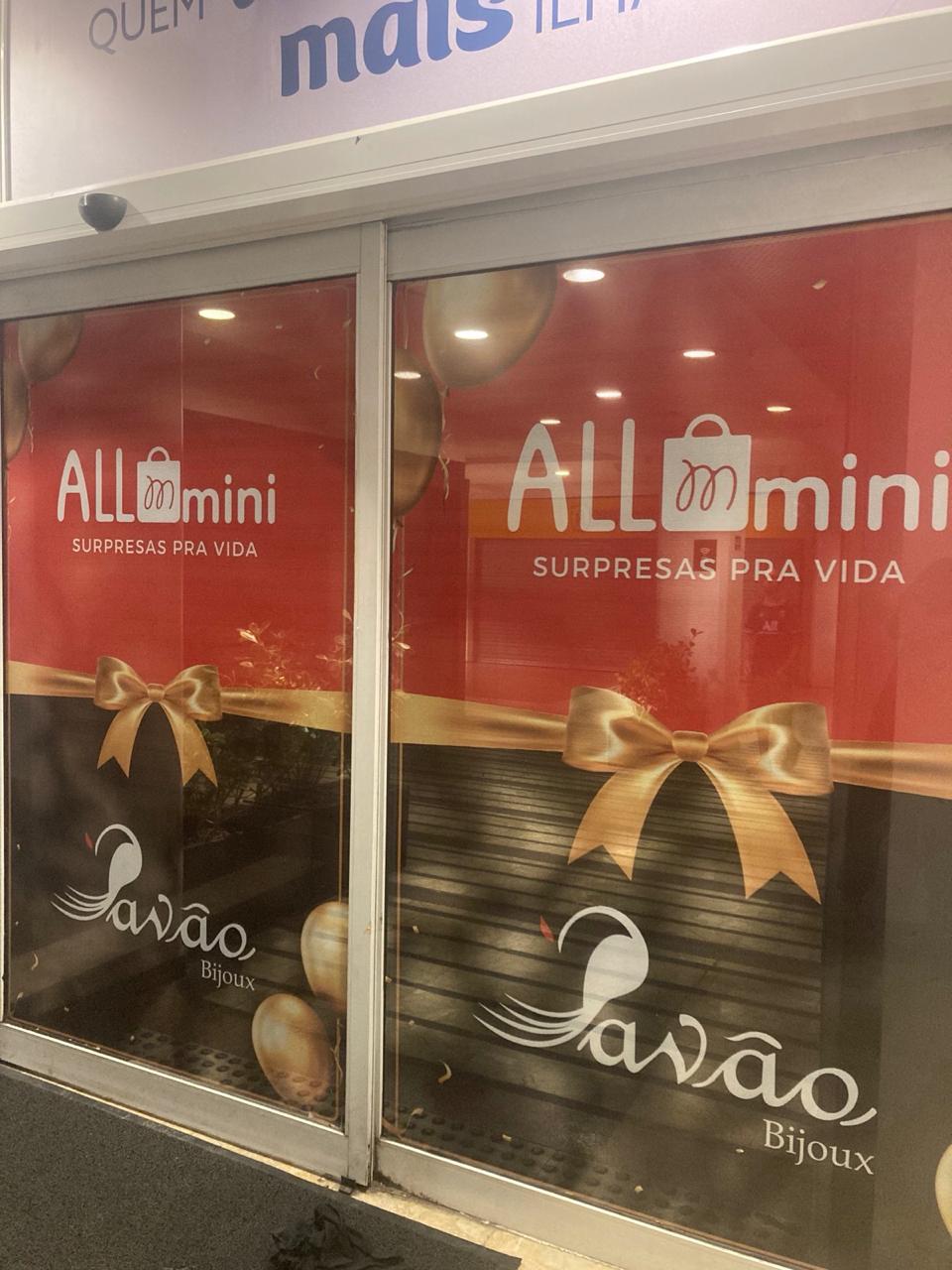 Vitrine comercial adesivada pela MALB