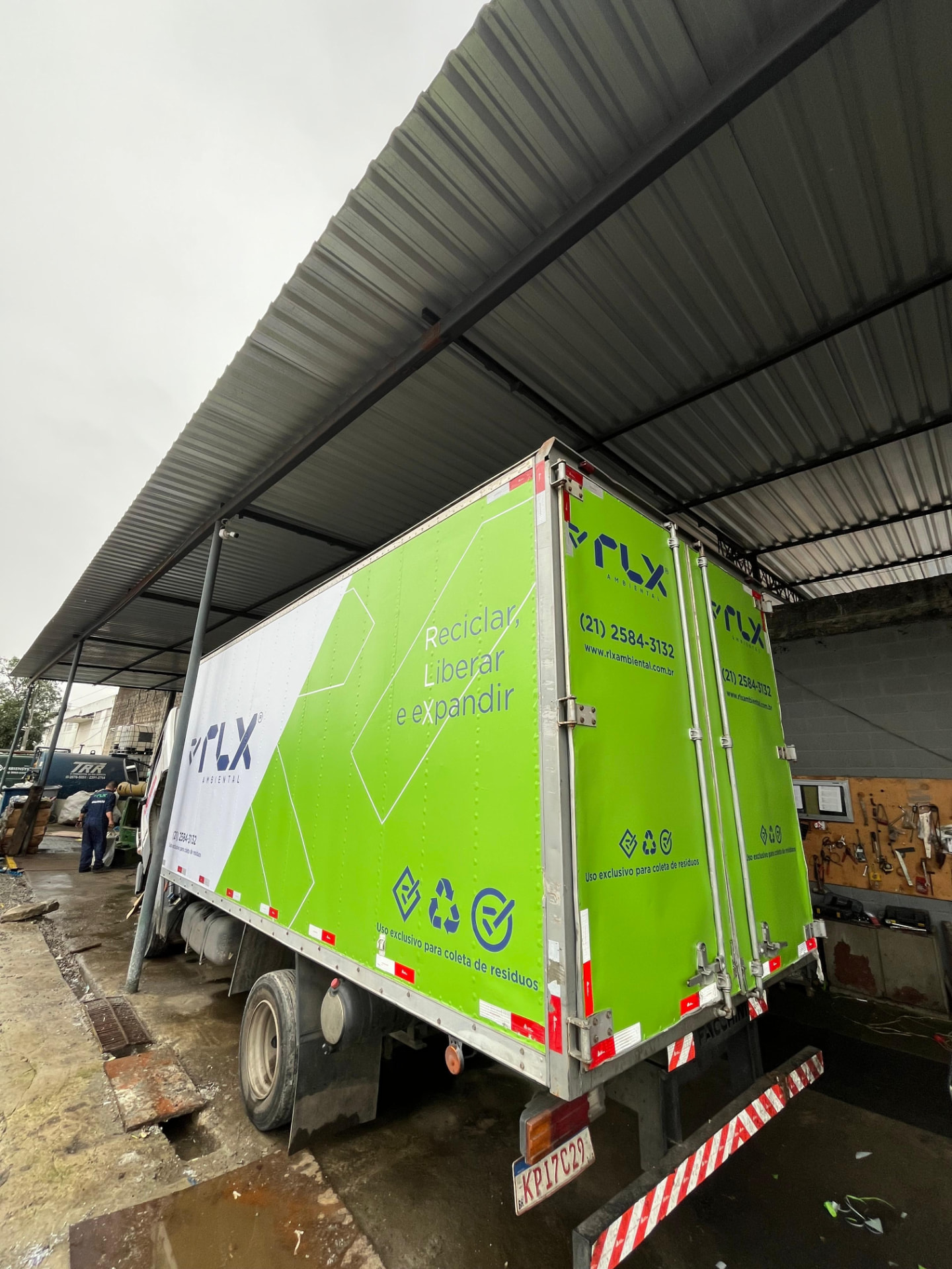 Caminhão-baú envelopado pela MALB para a RLX Ambiental