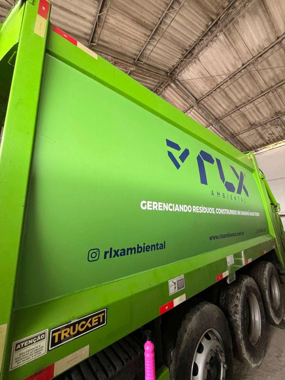 Detalhe do envelopamento aplicado em caminhão pela MALB